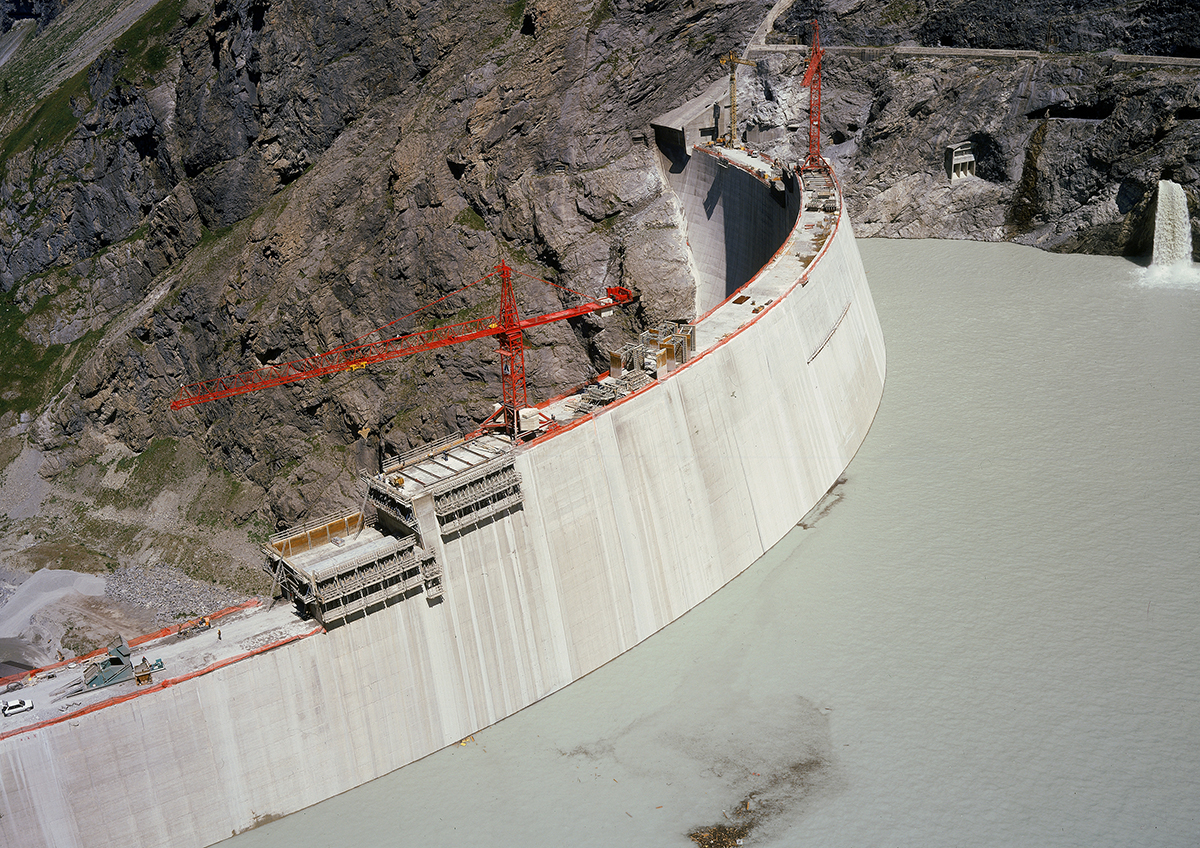Rehaussement du barrage de Mauvoisin en 1990. 